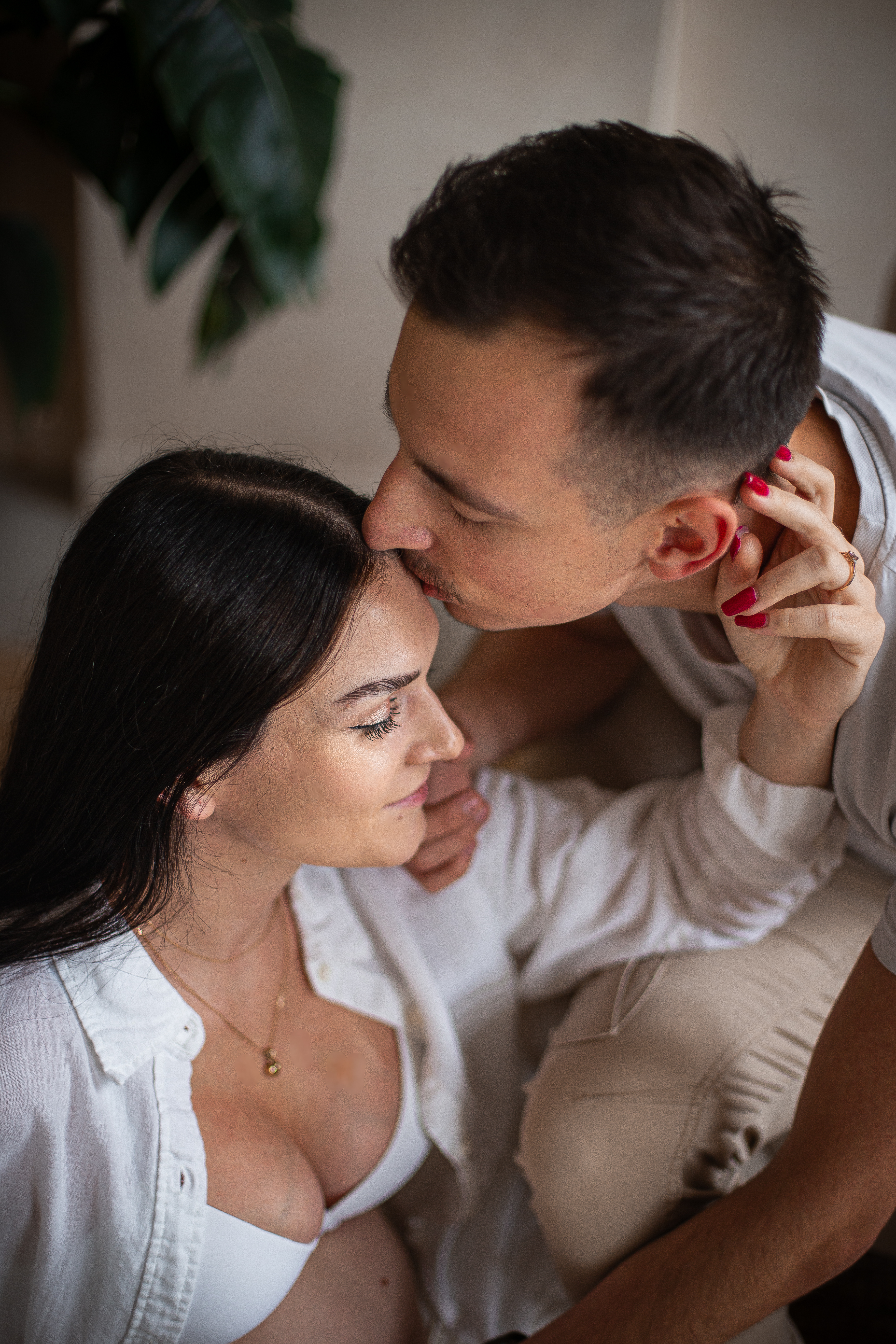 sesja ciążowa w studio naturalna boso