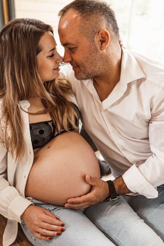 sesja brzuszkowa w domu z kotem domowa