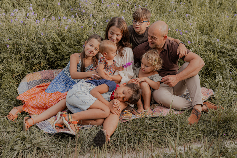 Rodzinna sesja lifestyle z piątką dzieci – sielanka w samym sercu&nbsp;Krakowa