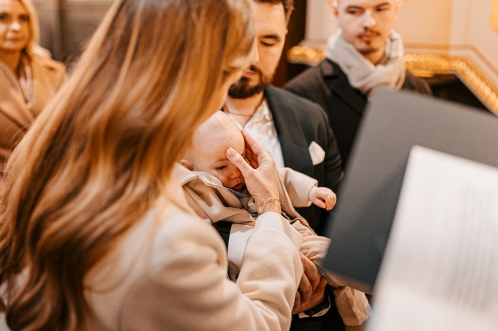 Fotograf na Chrzest Święty w Krakowie. Postaw na naturalne ujęcia bez&nbsp;pozowania.