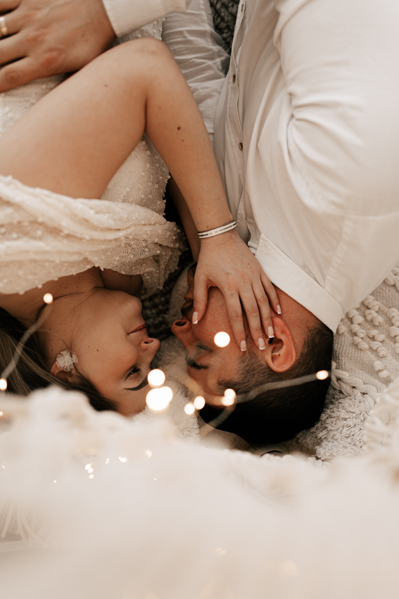 Jak przestać bać się aparatu? Magia naturalnej sesji ciążowej w&nbsp;Krakowie.